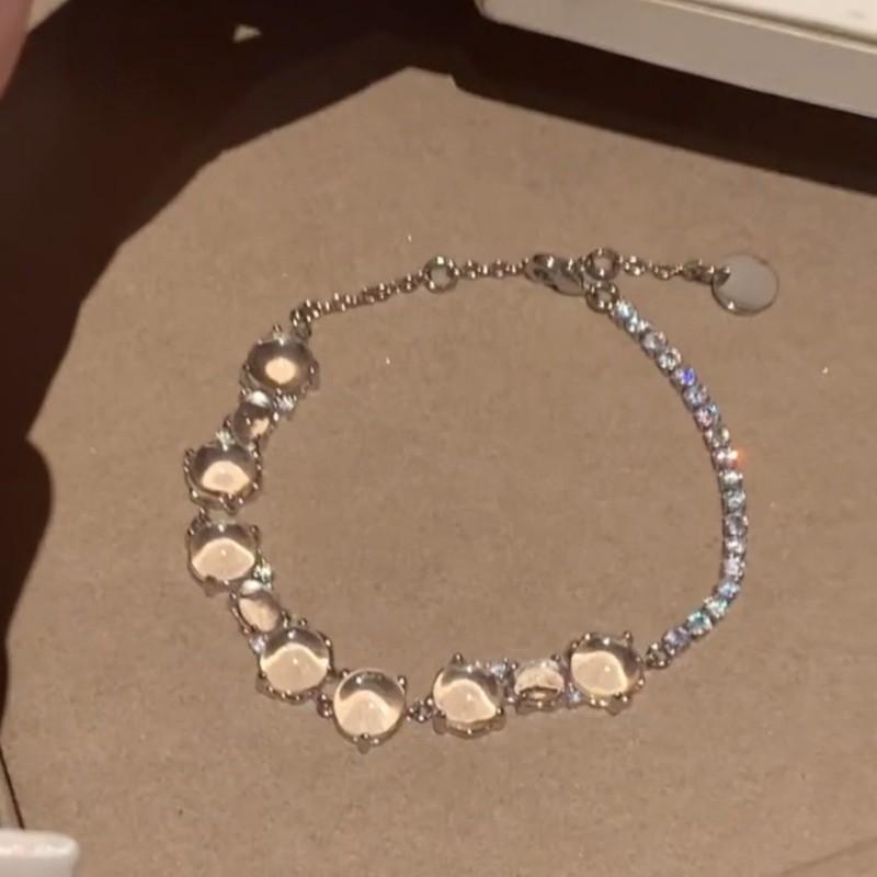 Copper Zircon Asymmetric Bracelet For Women With Geometric Design And Elegant Style