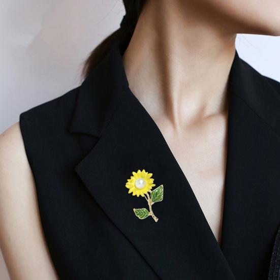 Faux Pearl Sunflower Brooch Zinc Alloy Flower Lapel Pin Sweater Cardigan Coat Business Suit Decoration Men Women Clothing Accessories