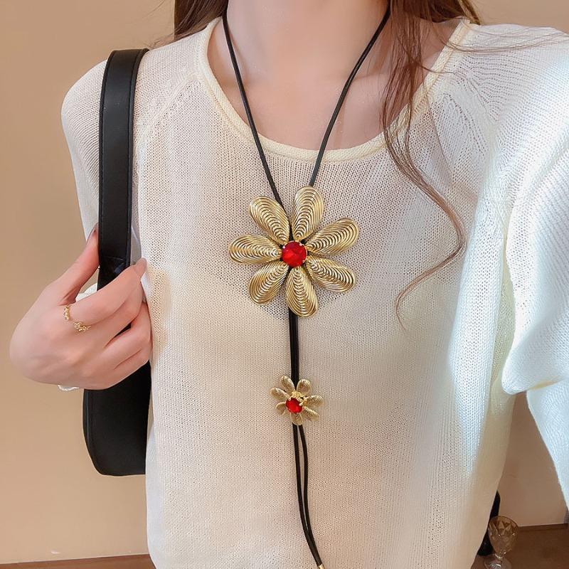 Brushed water drop love pendant, pull-out necklace, simple and high-end sweater chain, niche cold wind necklace jewelry