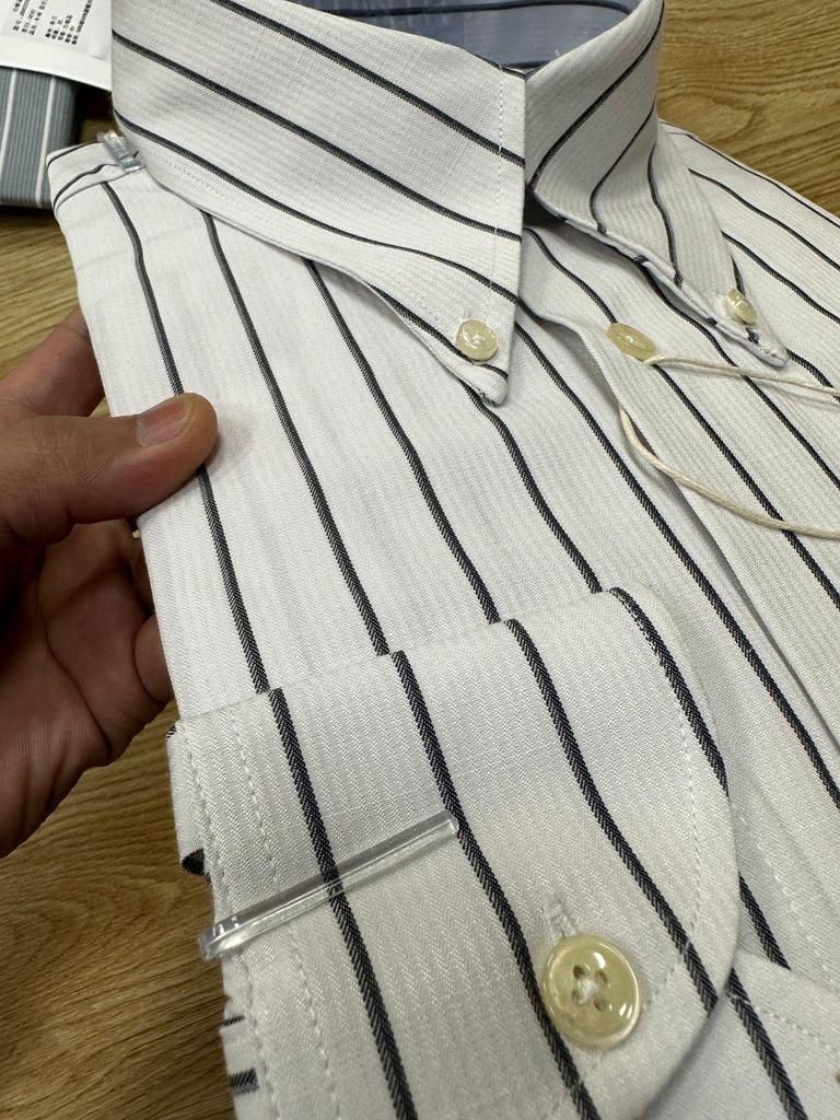 Ruishen Apparel Italienisches Retro Grün Gestreiftes Langarmhemd mit Langem Spitzkragen