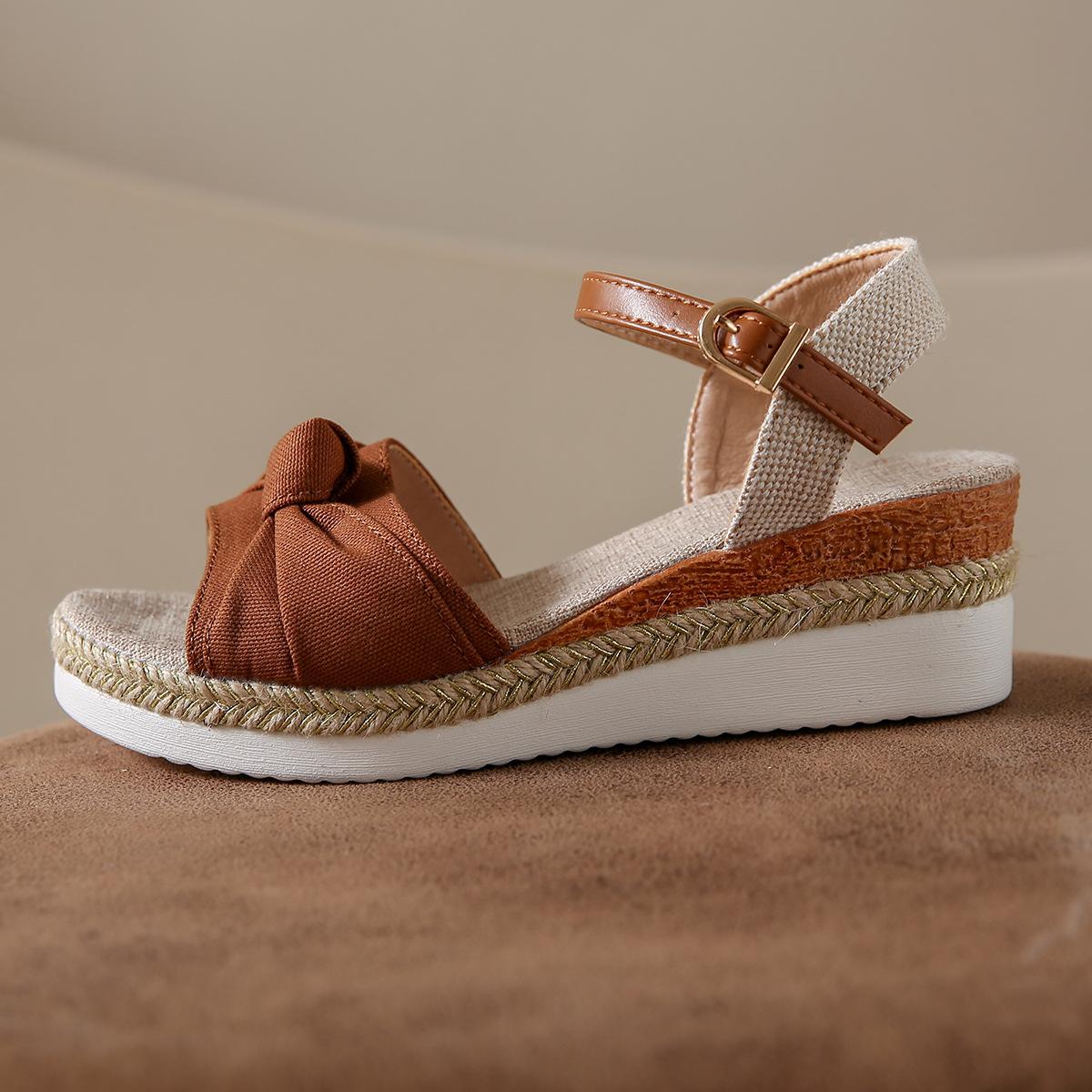 

Летние новые босоножки на покатом каблуке с бантом, европейская и американская мода, импортные босоножки больших размеров, сандалии с пряжкой в виде рыбьего рта и подошвой из пеньковой веревки 43 темно-коричневого