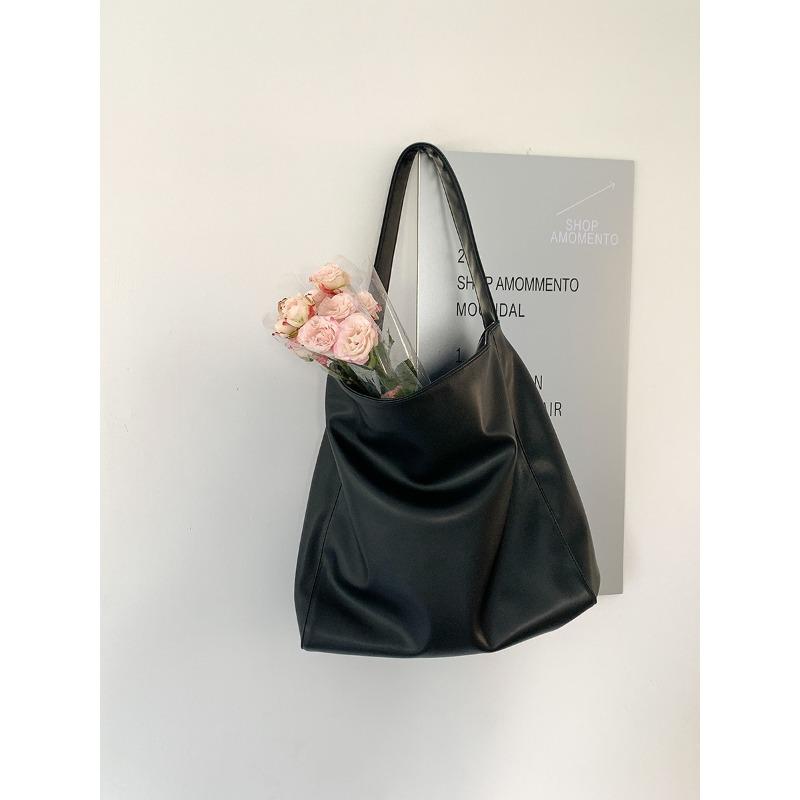 

Large-capacity tote bag women s solid color simple soft leather commuter large bag niche fashion shoulder bag women чёрный