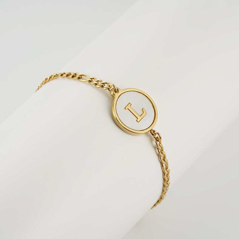 Pulsera Redonda de Acero Inoxidable 18K Europea con Letra para Mujer - Joyería de Mano Moderna y Elegante