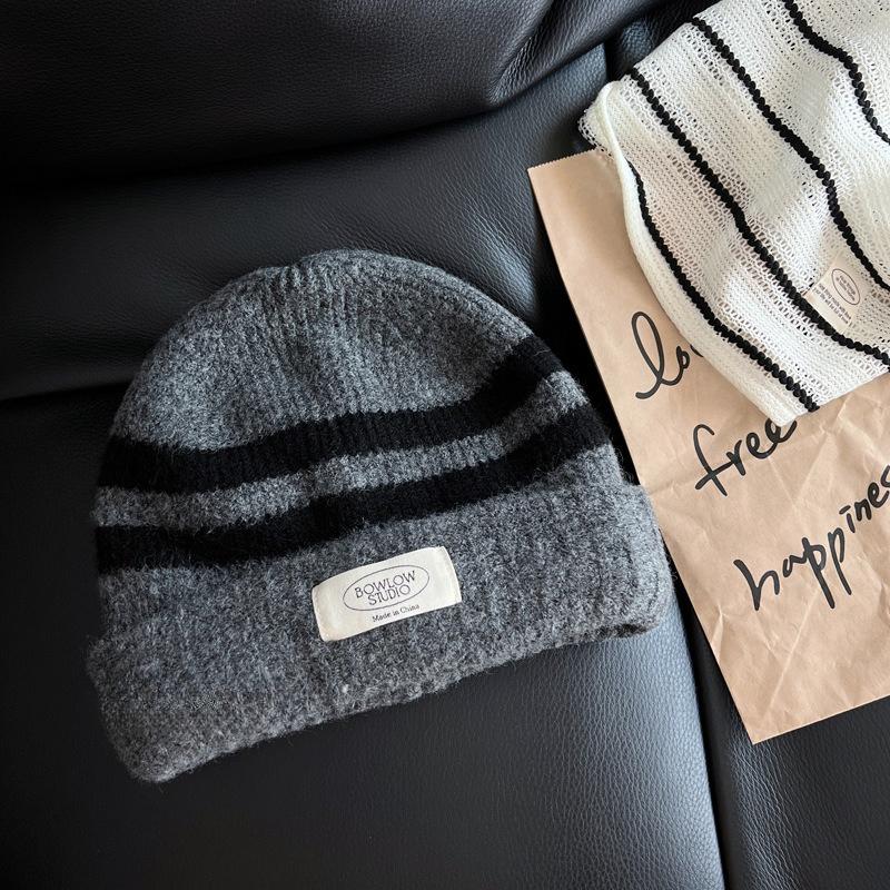 Bonnet rayé en laine pour enfants en automne et en hiver Version coréenne Doux pour la peau et mettant en valeur le visage Petit bonnet tricoté Cagoule Bonnet froid