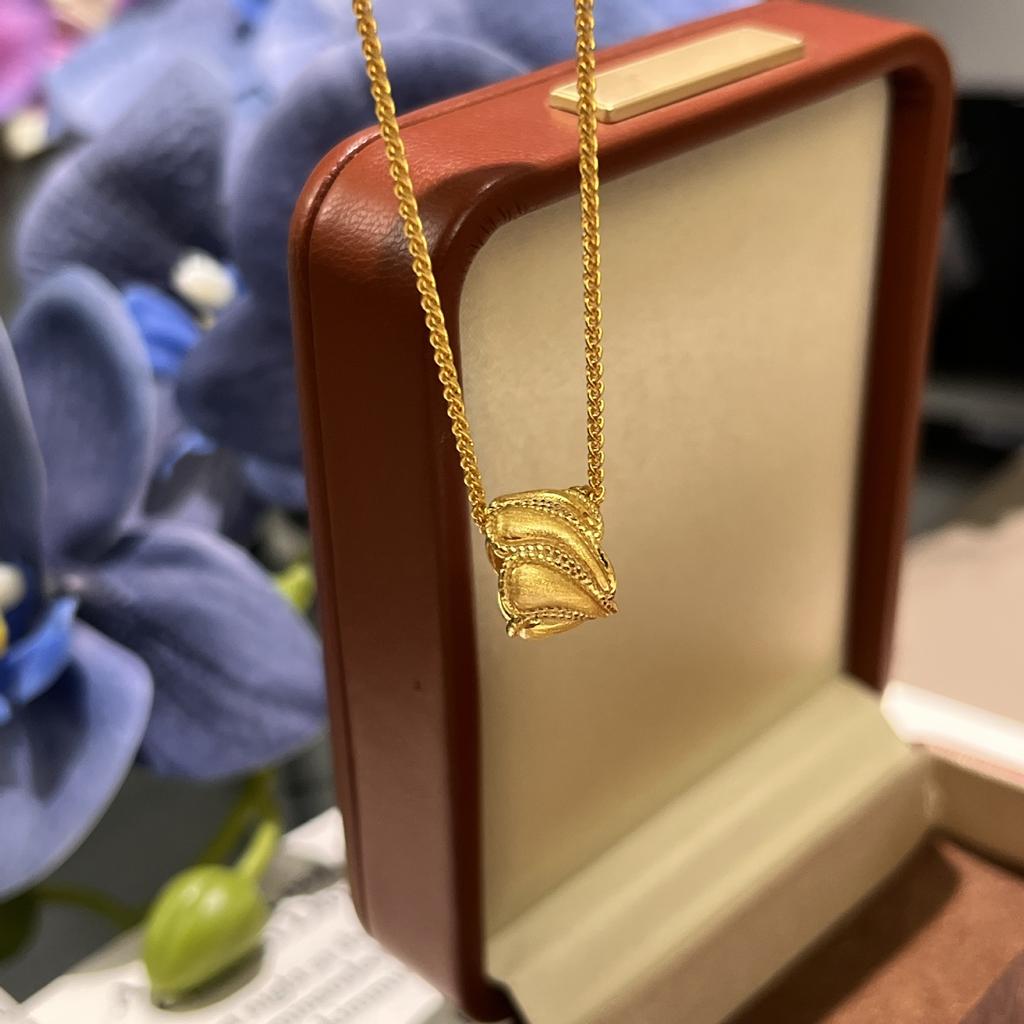 Gold Passepartout Small Waist Necklace Women'S Light Luxury Retro Brushed Transfer Bead Pendant Clavicle Chain