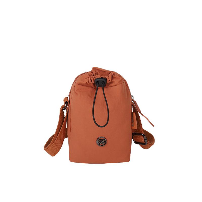 Niche design casual simple texture fashionable bucket bag 2025 summer new foreign style women's shoulder messenger bag