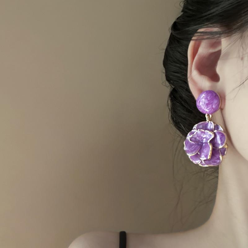 Fioletowe Kolczyki Sztyfty z Kwiatem w Kształcie Serca: Modny, Wysokiej klasy i Świeży na Lato.