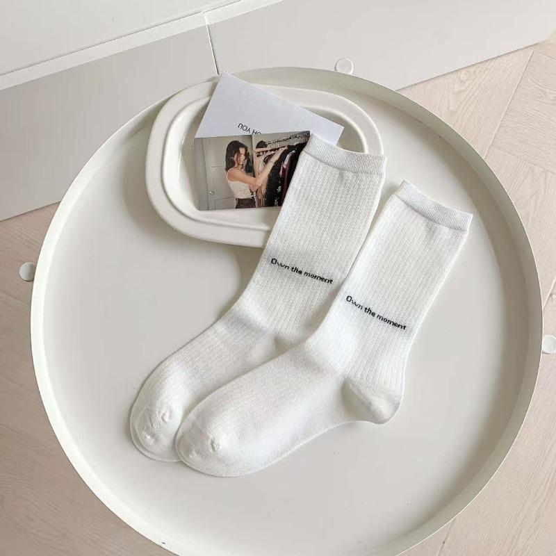 Autumn and Winter Women's Socks, Retro Style Socks, Flowered and Mixed Thread Knitted Mid-calf Socks, Thickened Letter Printed Trendy Socks