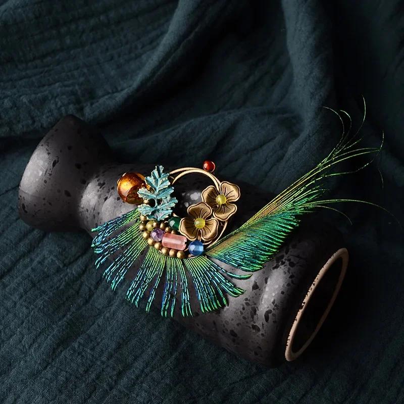 Ręcznie robiona broszka z piór pawich, Nowa biżuteria etniczna Miedziana broszka z kwiatami, Vintage broszka z glazurowanymi kamieniami Biżuteria modowa