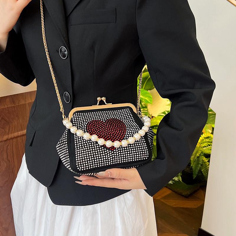 Trendy And Chic Pearl Handheld Shell Bag With Chain Shoulder Strap Ideal For Evenings