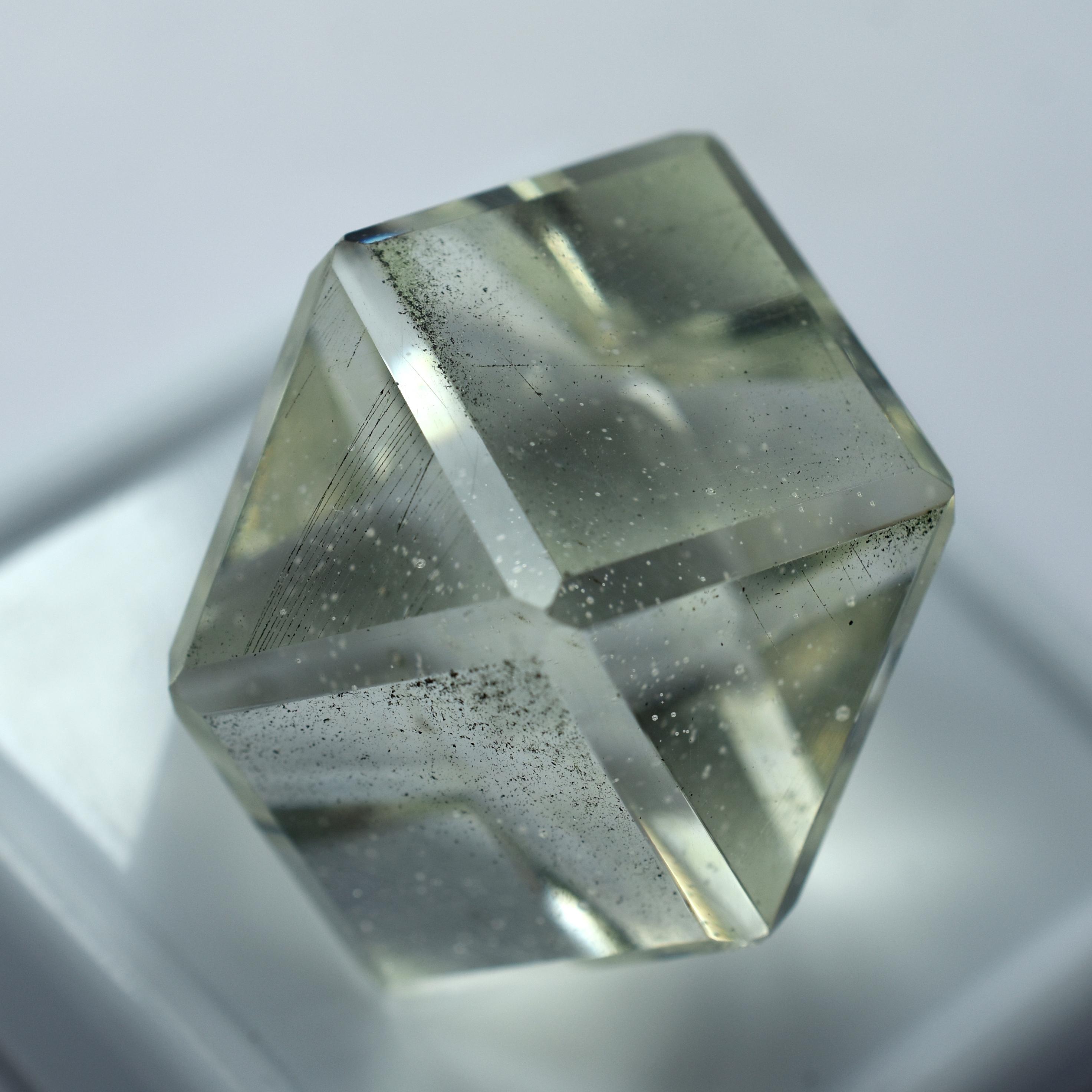 

CERTIFIED 114 Ct Lab-Created White Sapphire Loose Gemstone Huge Size Fancy Cut va-590 24.8 mm approx синій