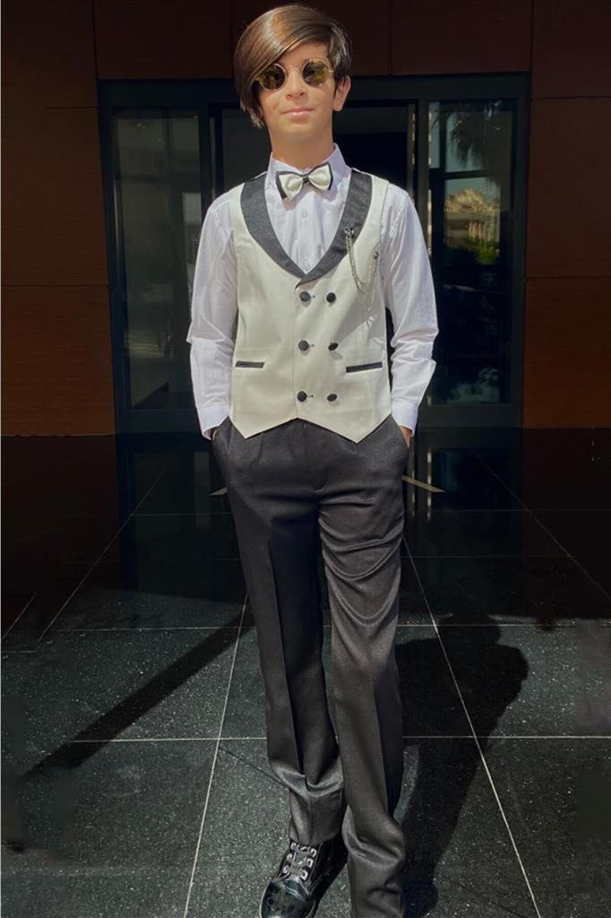 

Boys Shawl Collar Pocketed Bow Tie 4 Piece White Bottom Top Suit