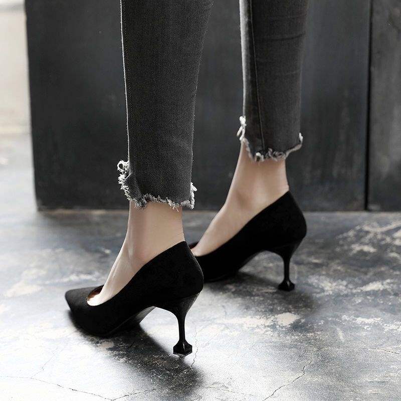 2025 vår og høst nye allsidige internettkjendiser svarte høyhælte damesko tynne hæler spisse kattesko damesko bryllupssko enkeltsko