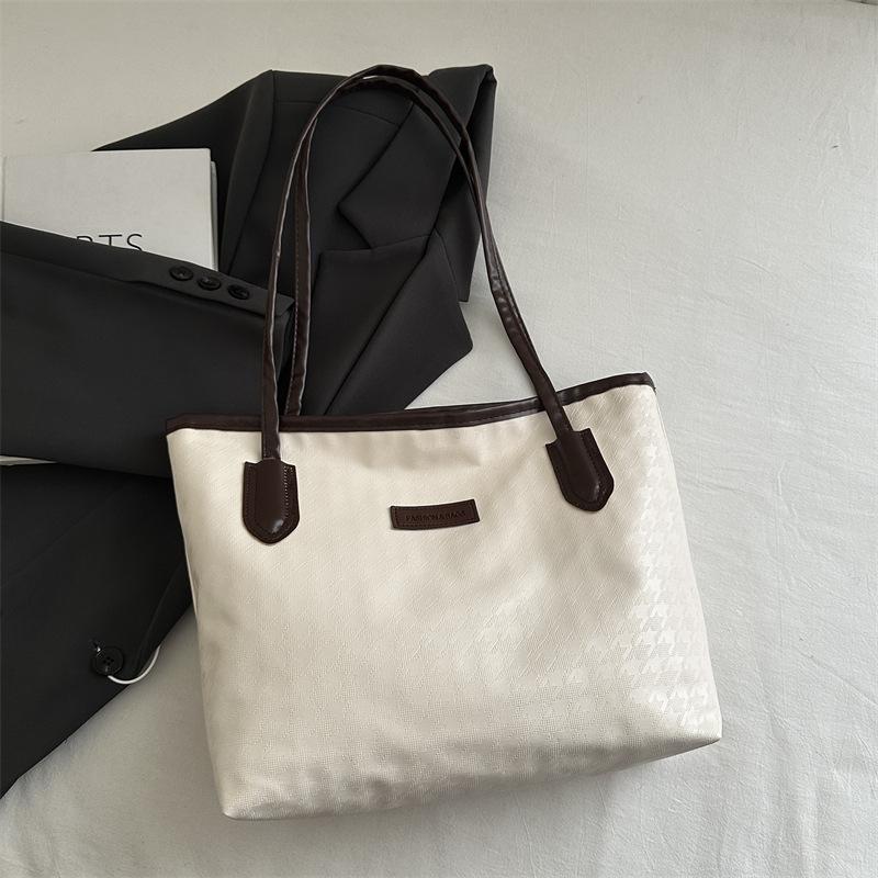 Large capacity spring and summer color matching leisure 2025 new casual simple pendant foreign style trend tote shoulder bag