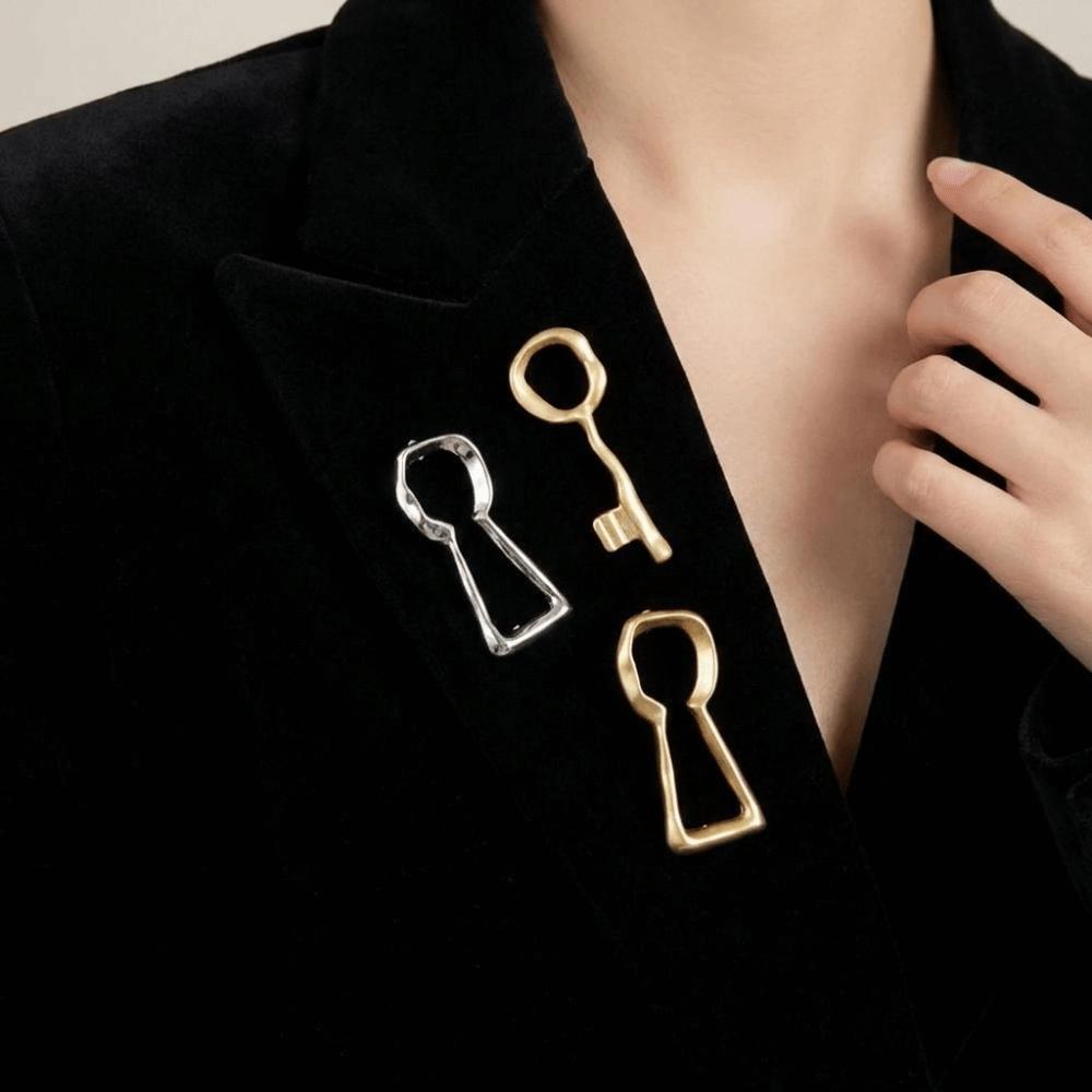 Spilla a forma di chiave in lega di zinco Design con foro per serratura Spilla decorativa in metallo Accessorio per abito Cappotto Decorazione per abbigliamento