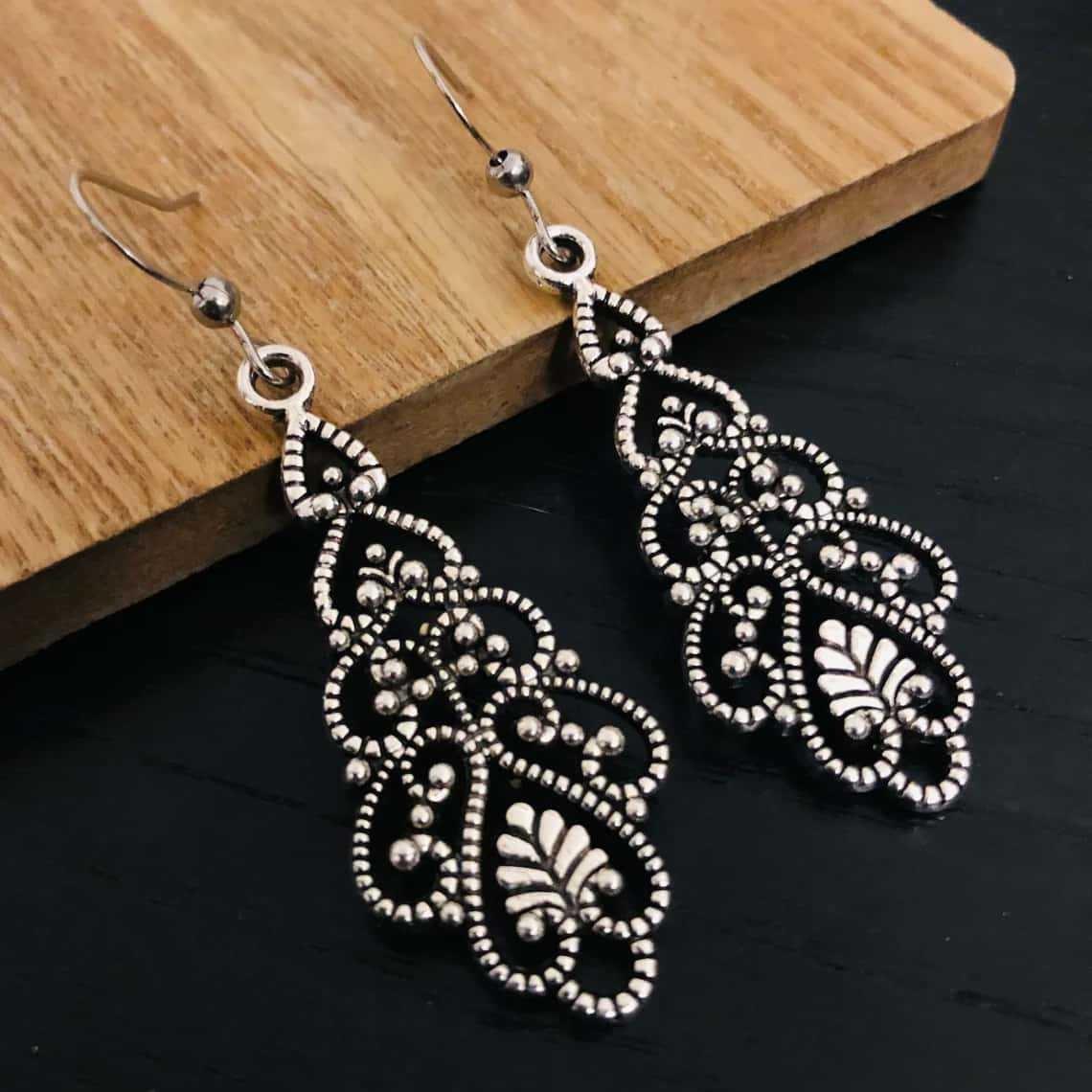 

Bohemia Hollowed-out Embossed Filigree Waterdrop Tassel Dangle Earrings for Women Retro Ethnic Style Vacation Jewelry Accessory