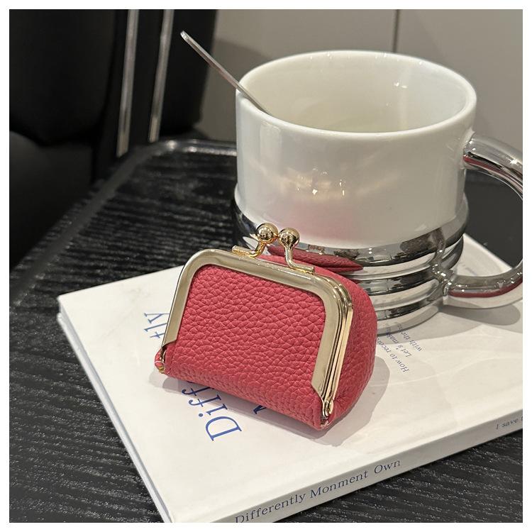 

Пара мини-сумочек, золотая сумочка с эффектом прикосновения, мешочек для ювелирных изделий с бриллиантовым кольцом, мини-ожерелье, серьги, шкатулка для ювелирных изделий, мешочек для наушников. розы красного