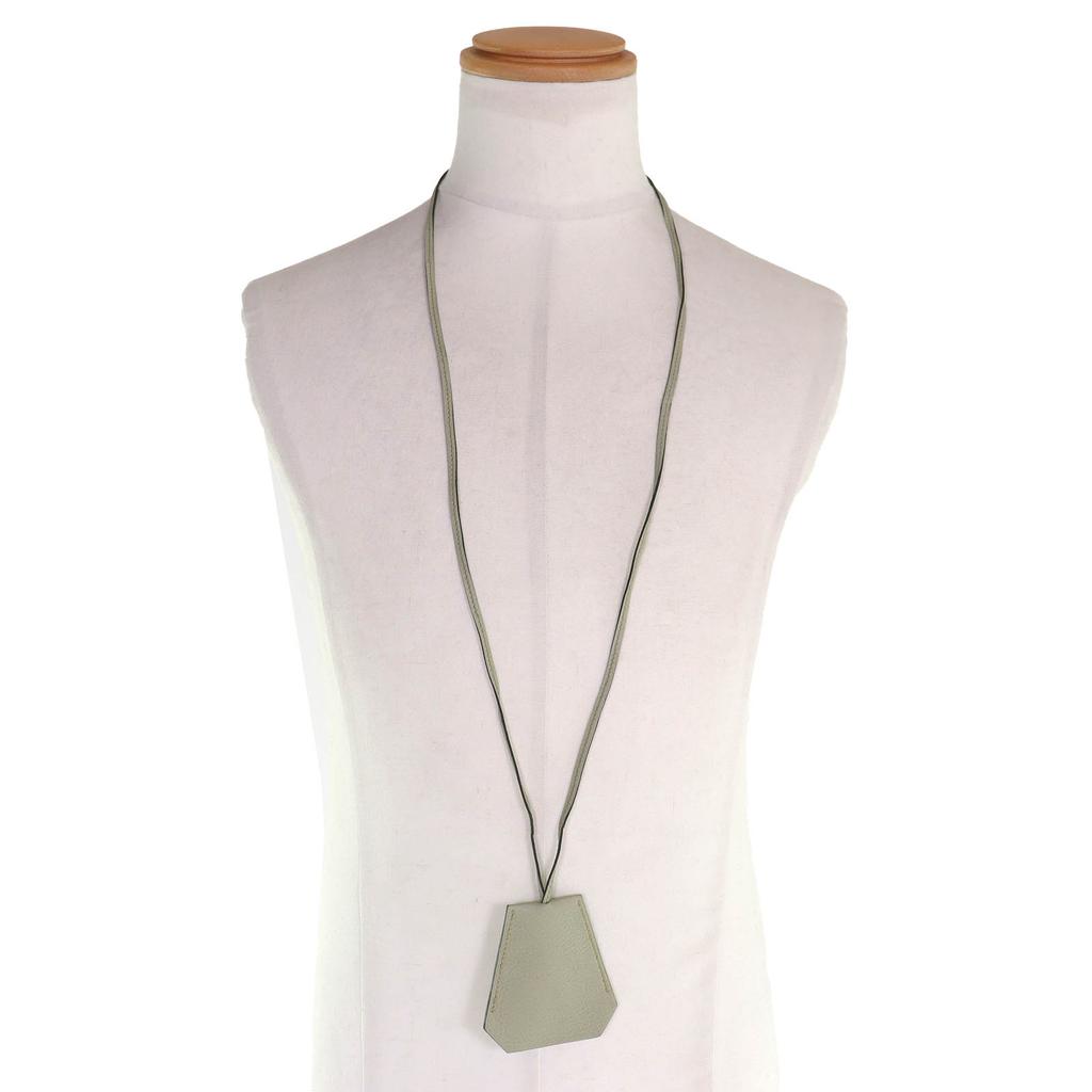 Tolle HERMES Halskette Ära Margiela Große Clochette Hell moosgrünes Leder Herren Gebraucht