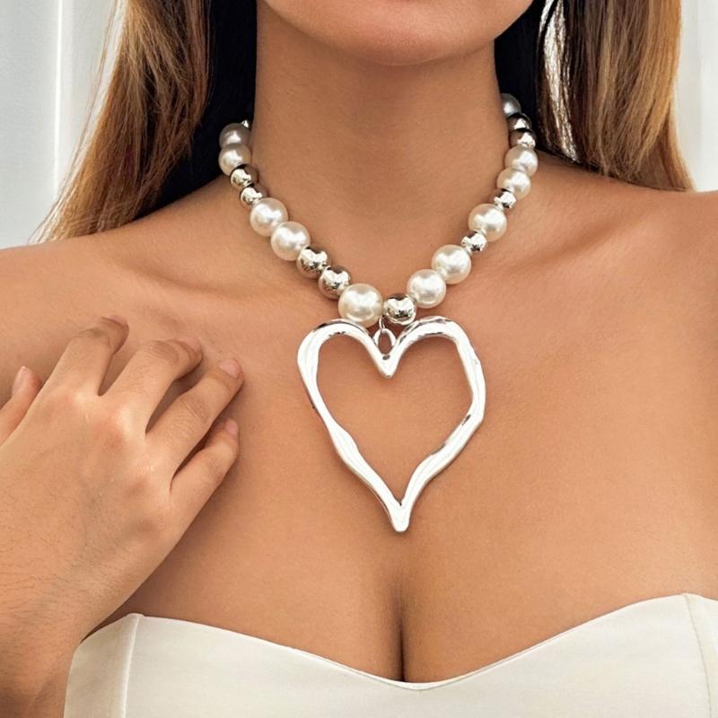 Unique Irregular Heart Pendant Necklace Fashionable Beads Necklace Stylish Neck Jewelry Suitable for Various Occasions