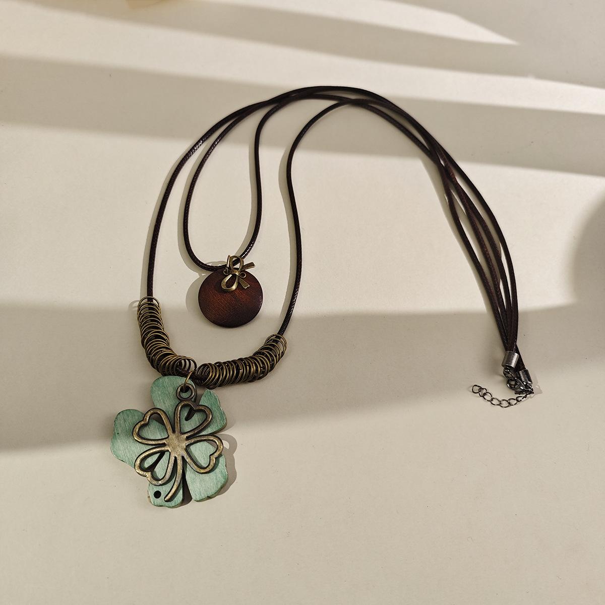 

Retro Bohemian Light Luxury Stacked Leaf Necklace Unique Personality Sweater Chain Accessories