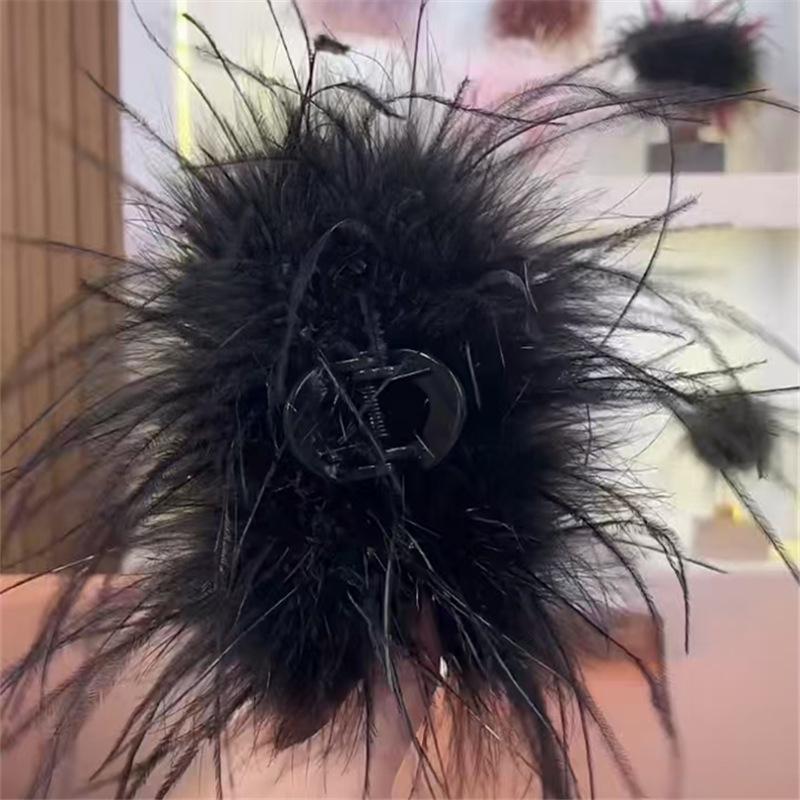 High-End Ostrich Feather Triangle Hair Clip - Elegant Hair Accessory