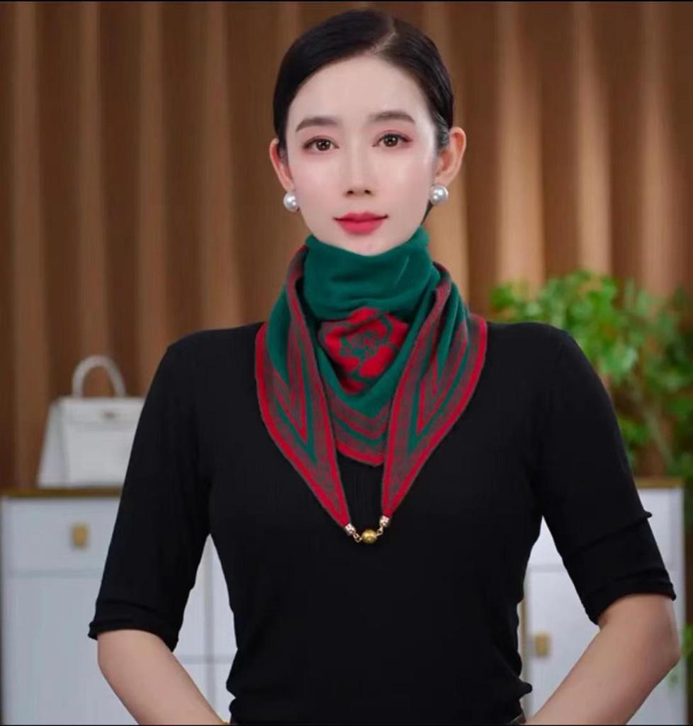 Festlicher Strickdreieckschal mit goldenen Akzenten: Warmer, vielseitiger Winter-Nackenwärmer