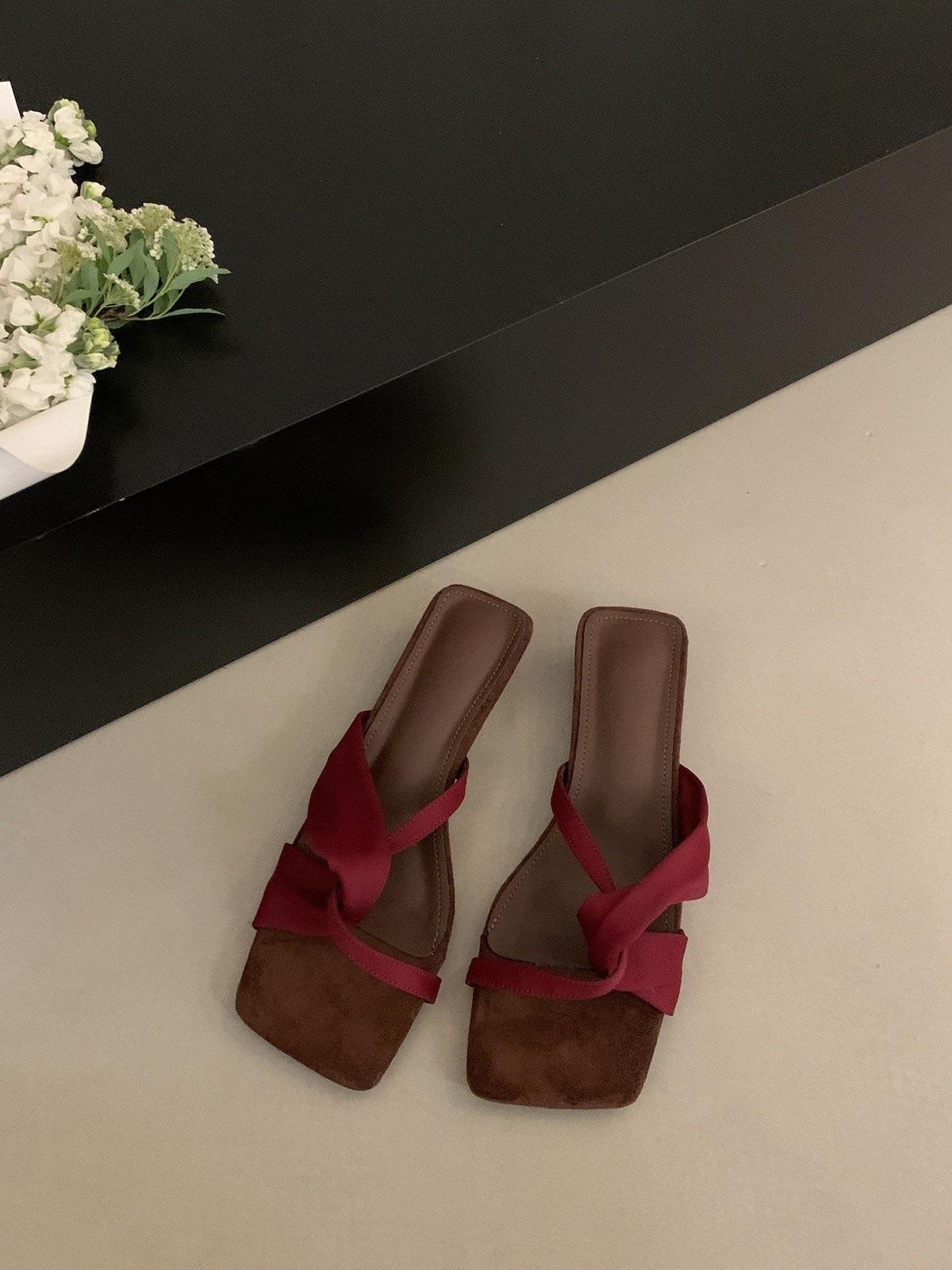 

French niche design thick heel cool slippers women s outer wear 2025 summer new square head open toe middle heel sandals 40 бордовый