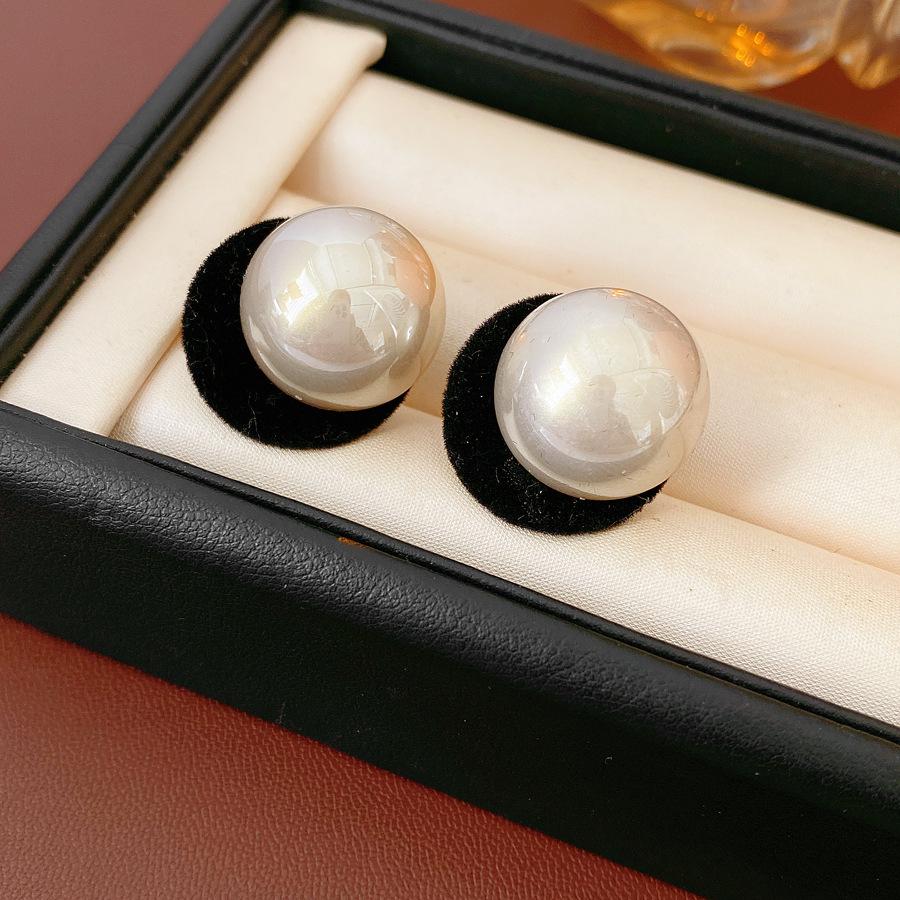 Silver Needle Diamond Round Stud Earrings Court Style Light Luxury Exquisite Earrings Design Sense Niche Earrings