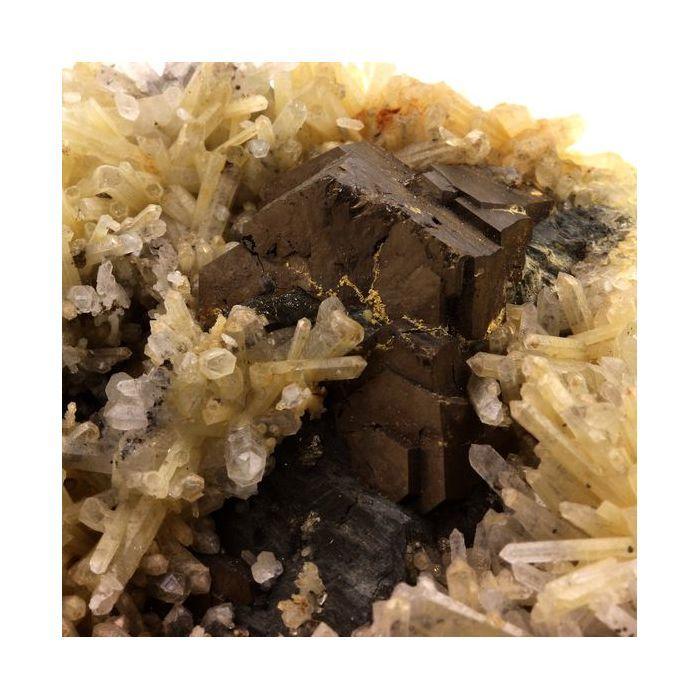 Pierres et Minéraux. Pyrrhotite + Quartz. 1508.0 ct. Nikolaevskiy Mine, Dalnegorsk, Russie.