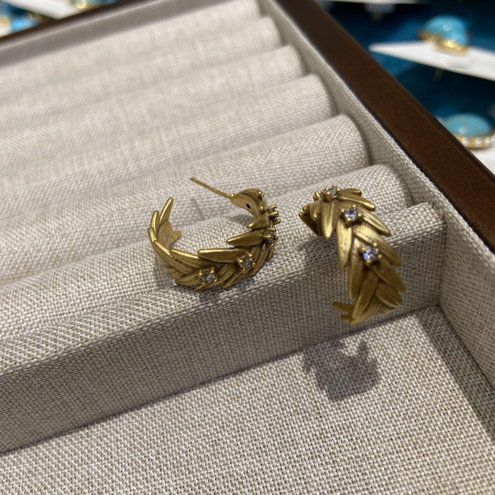 Russian Gold Leaf Shape Fashion Stud Earrings Set With Diamonds Simple Light Luxury Fashion Sense Design Sense