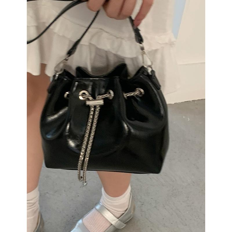 Нишевая высококлассная маленькая сумка женская 2025 новая красная сумка-ведро простая и универсальная на плечо сумка-мессенджер чёрный