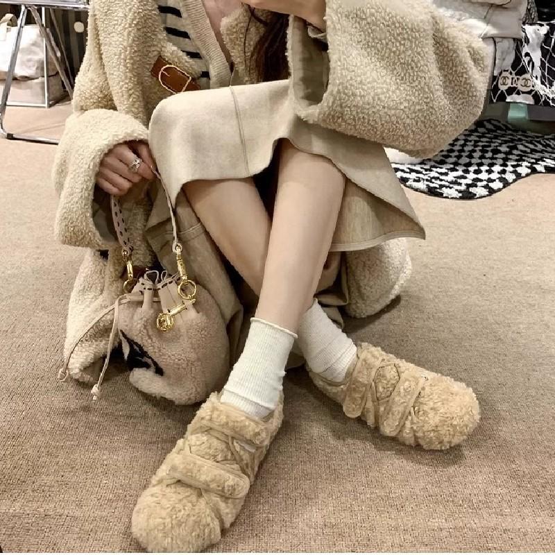 Klettverschluss vielseitiges Wort mit flauschigen Schuhen Frauen tragen 2025 neu Feenwind faul flacher Boden Samtbohnenschuhe