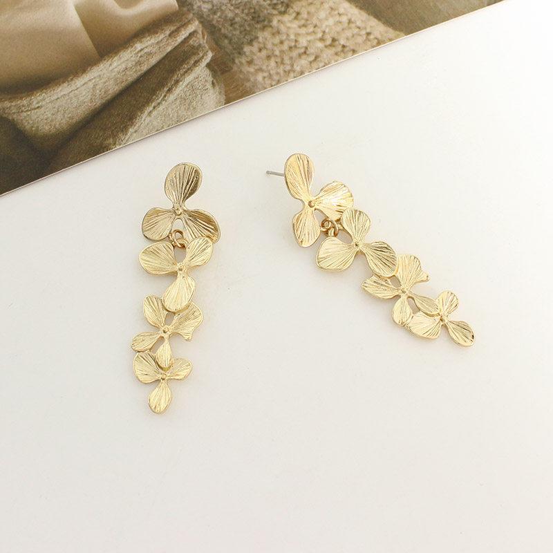 French Romantic Metal Flower Dangle Earrings: Light Luxury, High-End, and Fashionably Unique for Women