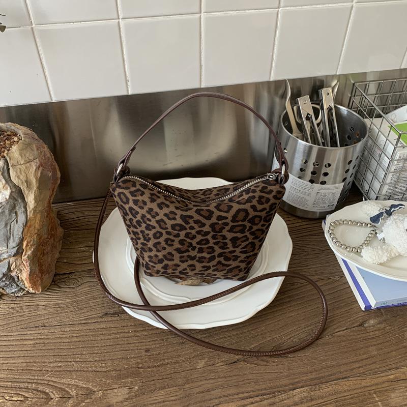 Large capacity leopard print bag 2025 new fashionable versatile retro handbag simple casual high-end messenger bag