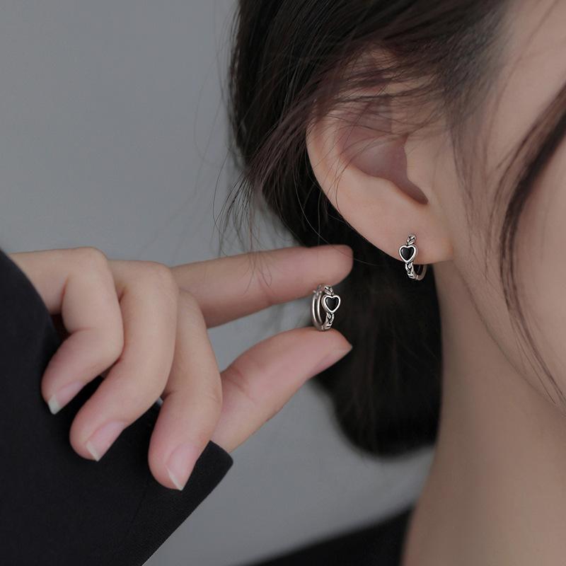 Minimalist new black heart-shaped earrings, retro and niche design, cool style earrings