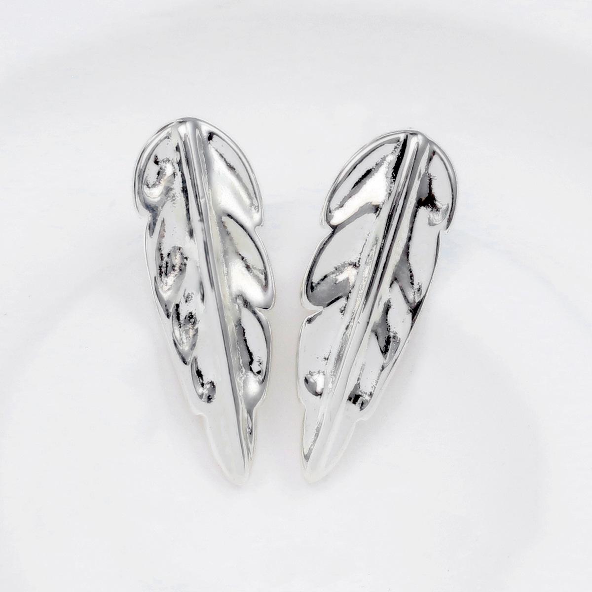 2025 UNOde50 Women s Retro Feather Leaf Stud Earrings