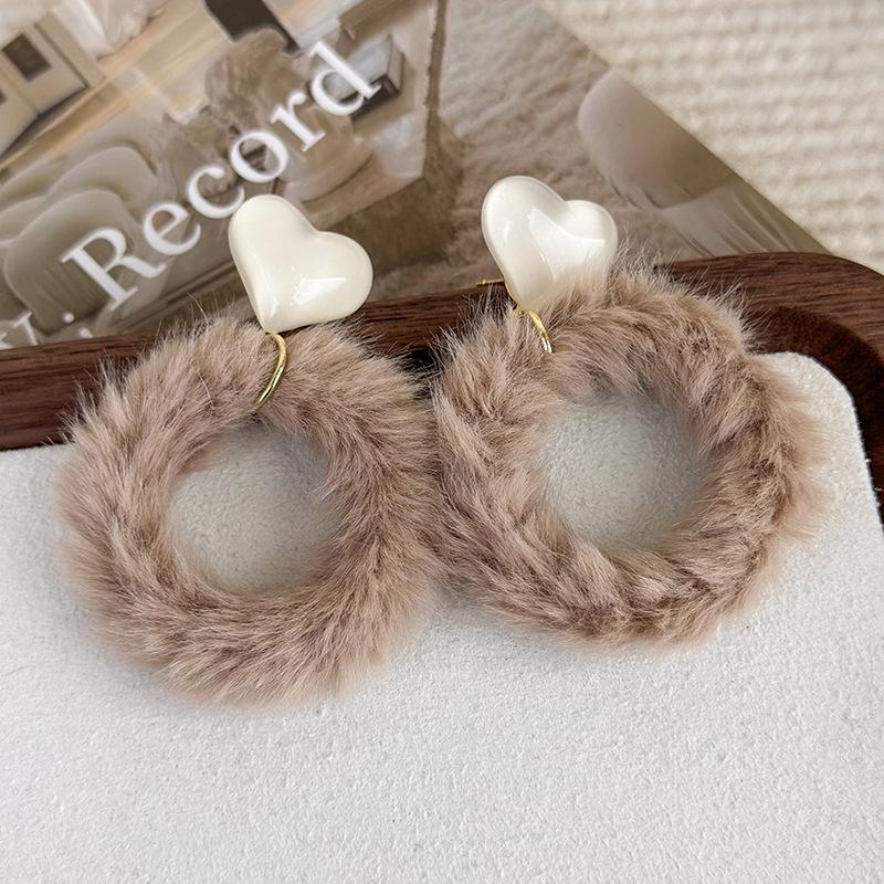 

Солодкий пончик Fluffy Warm Earring Dream Love Fluffy Circle girl earring кавовий