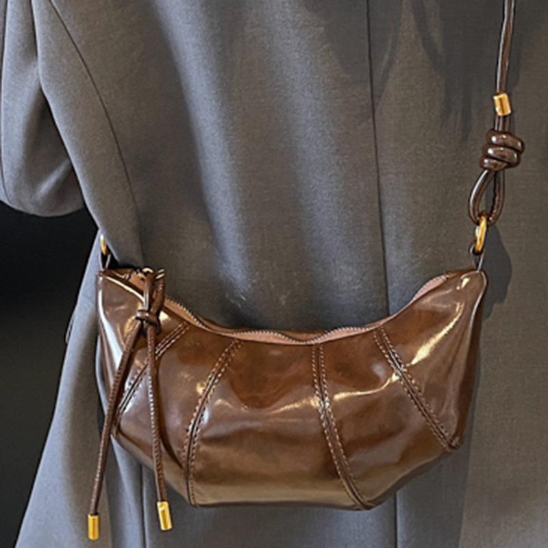 Retro niche horn dumpling bag 2025 new trendy Korean version niche mobile phone bag fashionable shoulder messenger women's bag