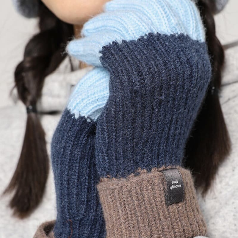 

ПЕРЧАТКА ENOUGH TIME С ЦВЕТНЫМИ БЛОКАМИ (ГОЛУБОЕ НЕБО) FREE