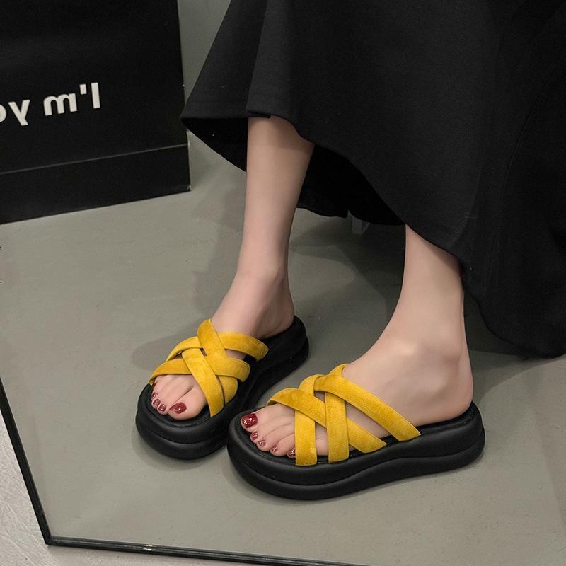 With skirts, cool slippers, women's outer wear is beautiful 2025 new summer versatile thick bottom fashion summer go out high sense