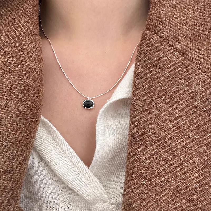 Korean INS Simple Oval Agate Pendant Necklace - Versatile, High-End French Retro Style for Women