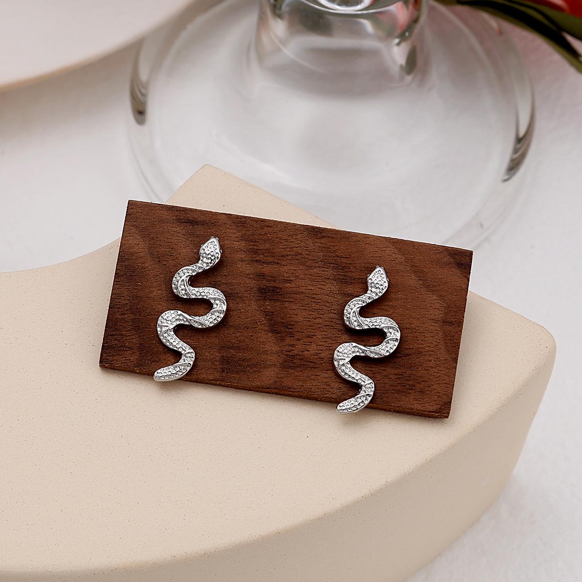 

«Ретро-серьги в форме змеи»: Европейский и американский стиль хип-хопа