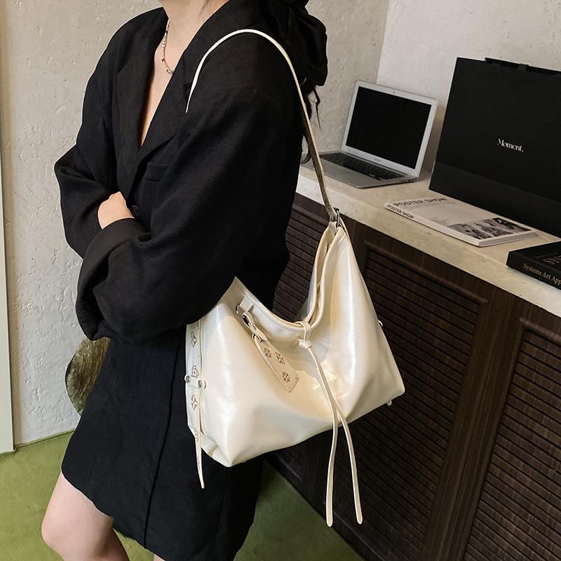 

Премиальная сумка-подмышка из мягкой кожи для поездок на работу, большая вместимость, женская сумка, нишевая сумка-тоут, сумка на плечо, сумка-мессенджер белый