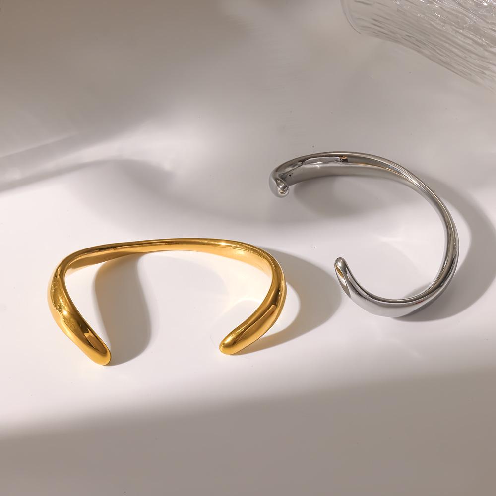 Niche Irregular Titanium Steel Bracelet in Smooth 18k Gold - Fashionable High-End Accessory