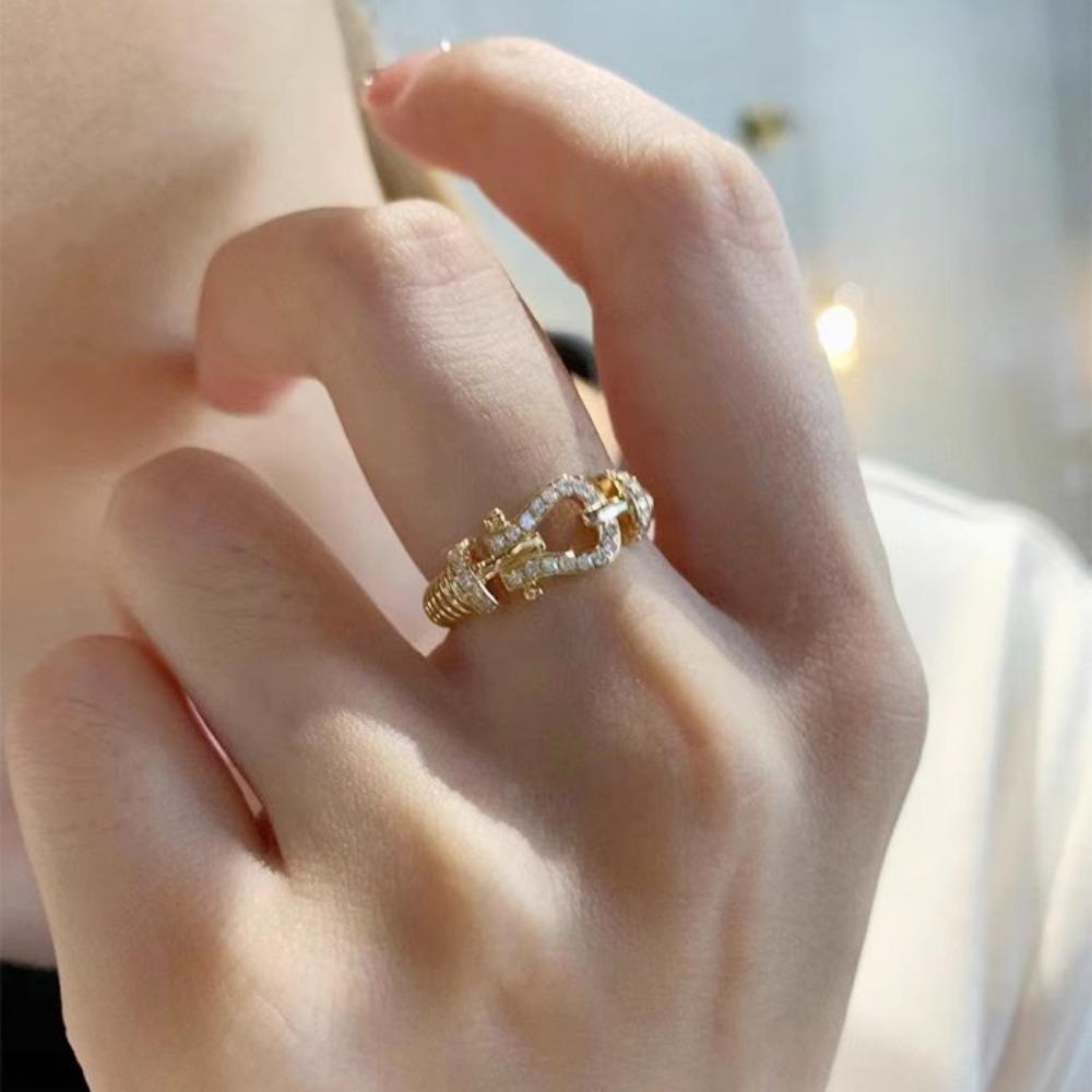 Luxury Womens Ring Diamond Horsehoe Twist Design Stylish Statement Jewelry Trendy Fashion Accessories for Women