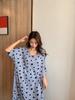 Modales Nachthemd mit Punkten und V-Ausschnitt – Mittellanges, locker sitzendes, kurzärmliges Haus- und Strandkleid für Damen