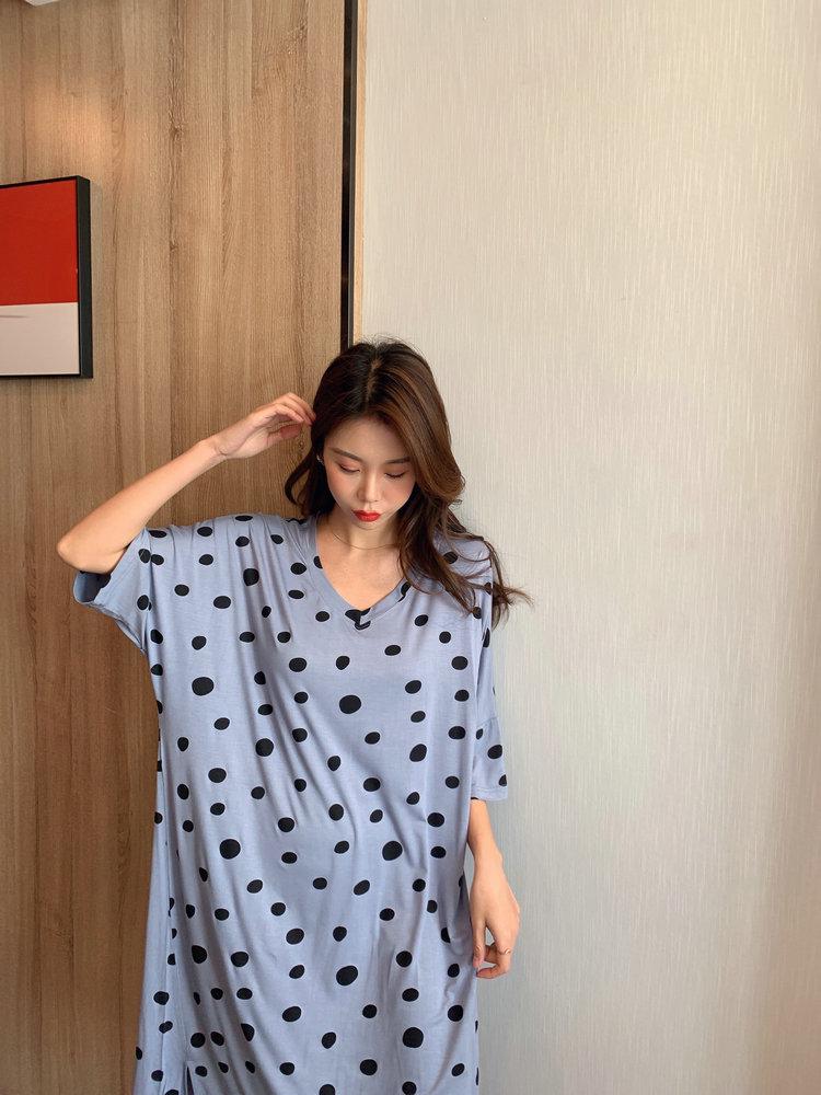 Modales Nachthemd mit Punkten und V-Ausschnitt – Mittellanges, locker sitzendes, kurzärmliges Haus- und Strandkleid für Damen