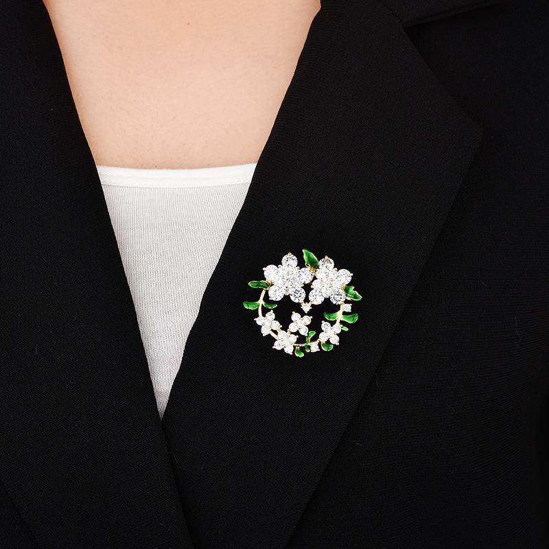

Green floral zircon brooch - elegant women s brooch for coats and suits - versatile pin золотой