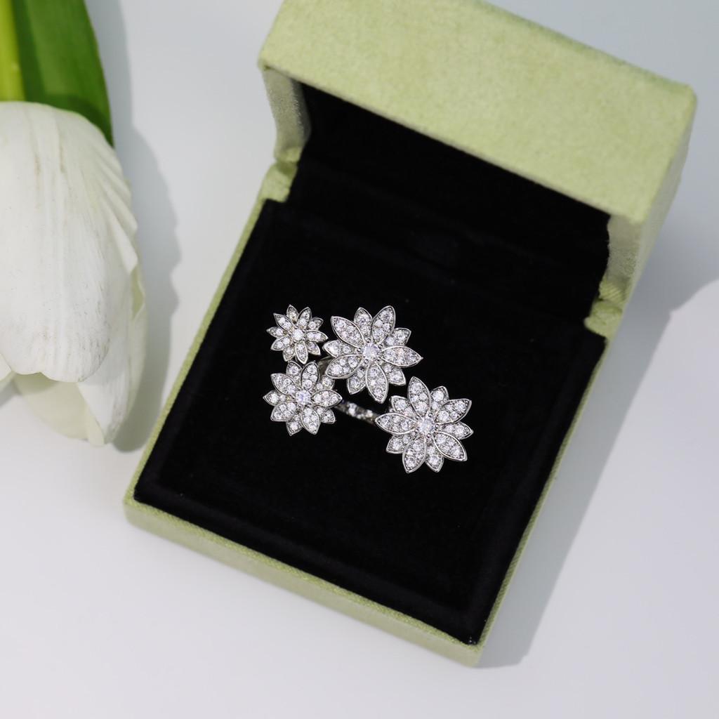 

Кольцо-цветок V Металлический материал с логотипом Гальваническое покрытие 18-каратное белое золото Кольцо с цветочным узором Открытое, единый размер open