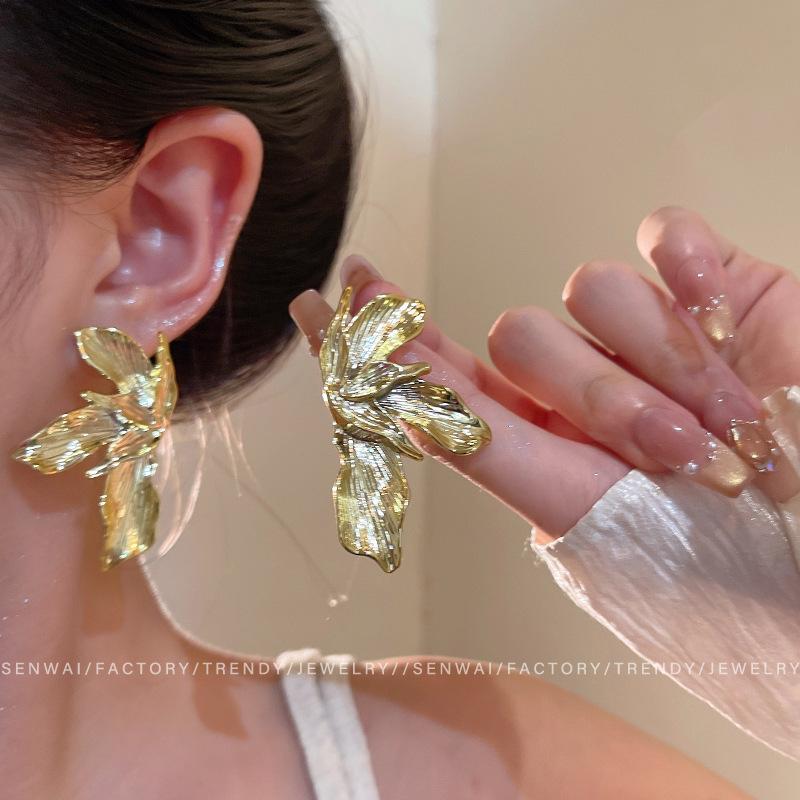 Three-dimensional Leaf Earrings Women's Exaggerated Cold Wind Stud Earrings Retro Temperament Earrings